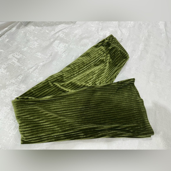 Olive Green Pleated Velvet Midi pant - Picture 5 of 6